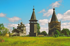 Окресности Каргополя. Колокольня, церковь Богоявления 1793 года и Покрово-Власиевская 1762 года.