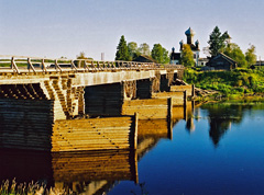 Деревянный мост на "городнях" через Кену (XVIII век). 