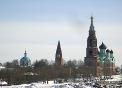 Панорама Яранска с двумя соборами и двумя колокольнями.