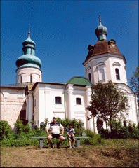 Кириллов. Кирилло-Белозерский монастырь. Успенский собор (1497 г.) и церковь Кирилла (1780 г.)