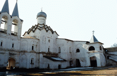 Тихвин. Тихвинский Успенский монастырь. Звонница с примыкающими к ней Трапезной и Покровской церковью